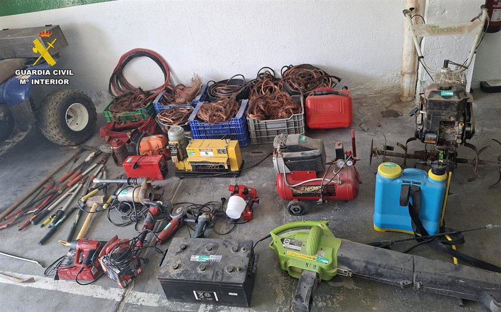 Materiales y herramientas incautadas durante el operativo.