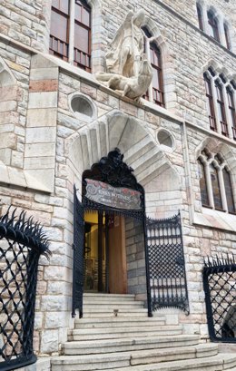Archivo - Entrada al Museo Casa Botines Gaudí, en León capital.