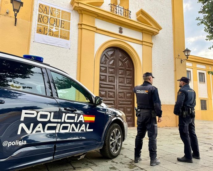 Archivo - Arquivo - Agentes da Polícia Nacional em frente à Igreja de San Roque, em Almería.