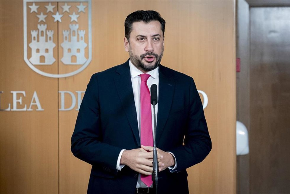 Archivo - El portavoz del PP en la Asamblea, Carlos Díaz Pache, atiende a los medios al término de una sesión plenaria en la Asamblea de Madrid, a 12 de marzo de 2026, en Madrid (España)