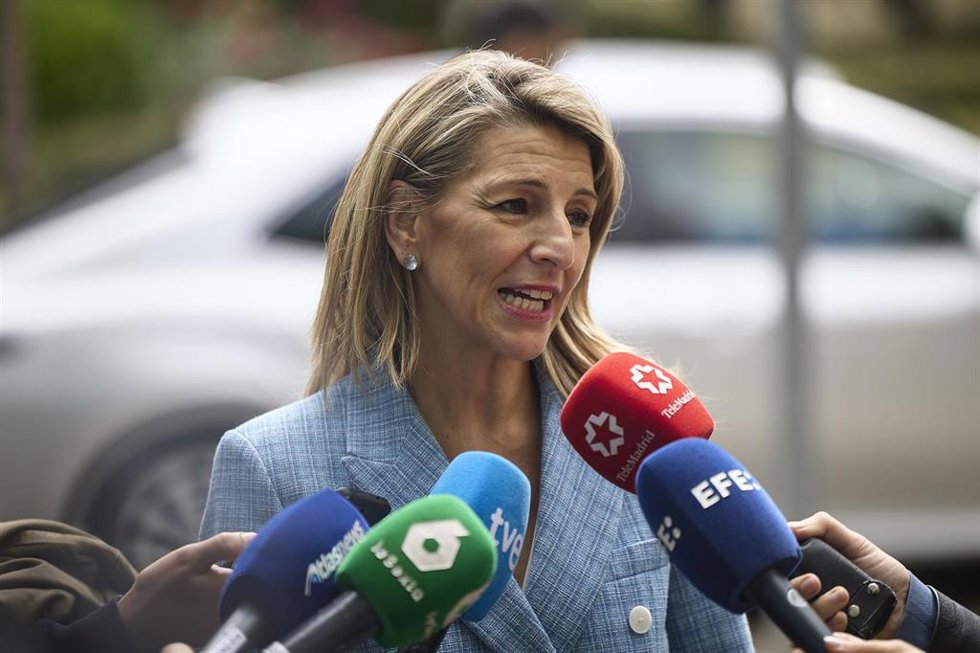 La vicepresidenta segunda y ministra de Trabajo y Economía Social, Yolanda Díaz, atiende a los medios a su llegada durante una visita a la Escuela Nacional de Medicina del Trabajo del Instituto de Salud Carlos III, a 11 de mayo de 2026, en Madrid (España)