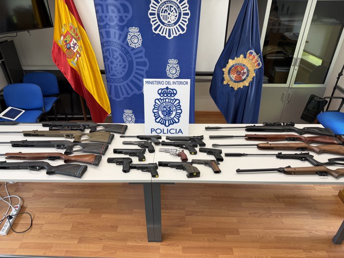 Armas intervenidas en el domicilio del detenido como presunto autor de los delitos de lesiones en grado de tentativa y desórdenes públicos, tras ser acusado de efectuar varios disparos con una escopeta de balines desde su ventana hacia un parque