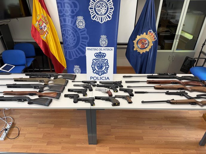Armas apreendidas na residência do detido, suspeito dos crimes de tentativa de lesão corporal e perturbação da ordem pública, após ter sido acusado de disparar várias vezes com uma espingarda de chumbo pela janela em direção a um parque