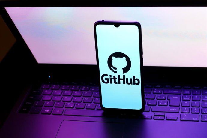 Archivo - January 23, 2025, Canada: In this photo illustration, the GitHub logo is seen displayed on a smartphone screen.