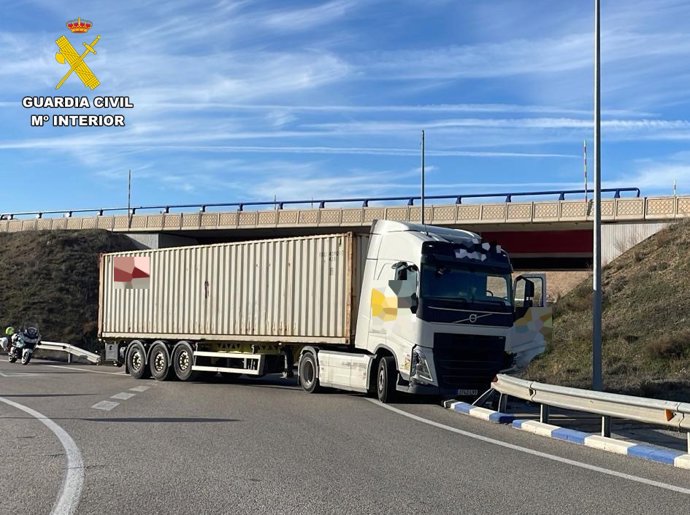 Estado del camión tras colisionar contra un bionda y cuyo conductor profesional es investigado por circular bajo la influencia de estupefacientes en Teruel