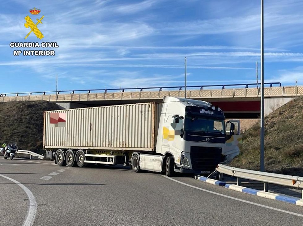 Estado del camión tras colisionar contra un bionda y cuyo conductor profesional es investigado por circular bajo la influencia de estupefacientes en Teruel