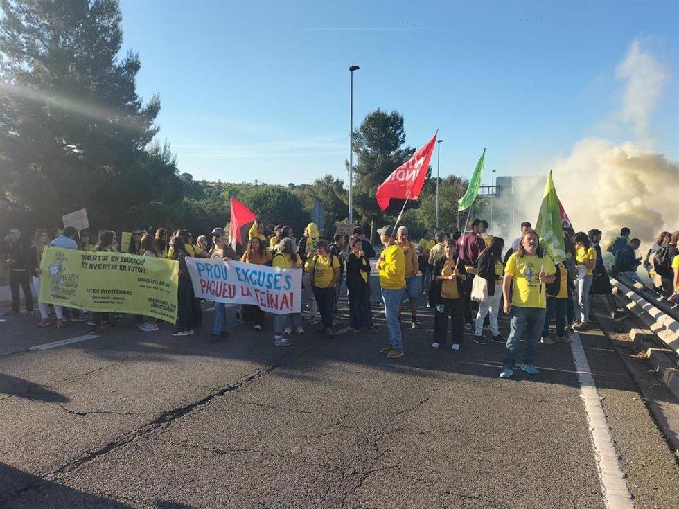 Docentes se manifiestan en Tarragona y cortan la carretera