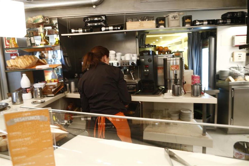 Archivo - trabajador, trabajando, camarero, bar, autónomo, consumo, cafetería, café, precios, IPC, empleo, paro, parados, hostelería