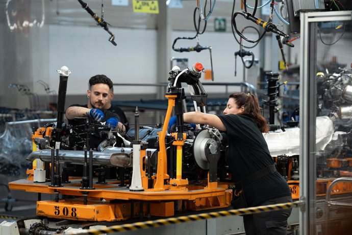Archivo - Treballadors en una cadena producció del nou model de Cupra