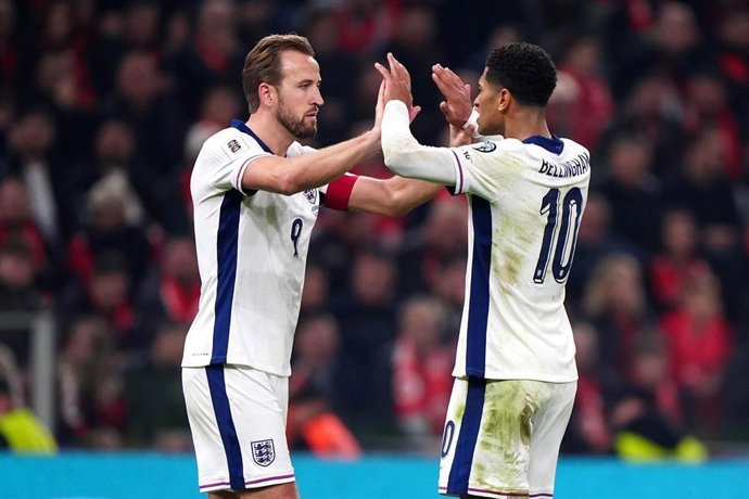 Archivo - Harry Kane celebra con Jude Bellingham un gol con la selección inglesa