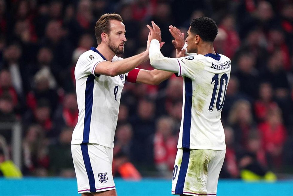 Archivo - Harry Kane celebra con Jude Bellingham un gol con la selección inglesa