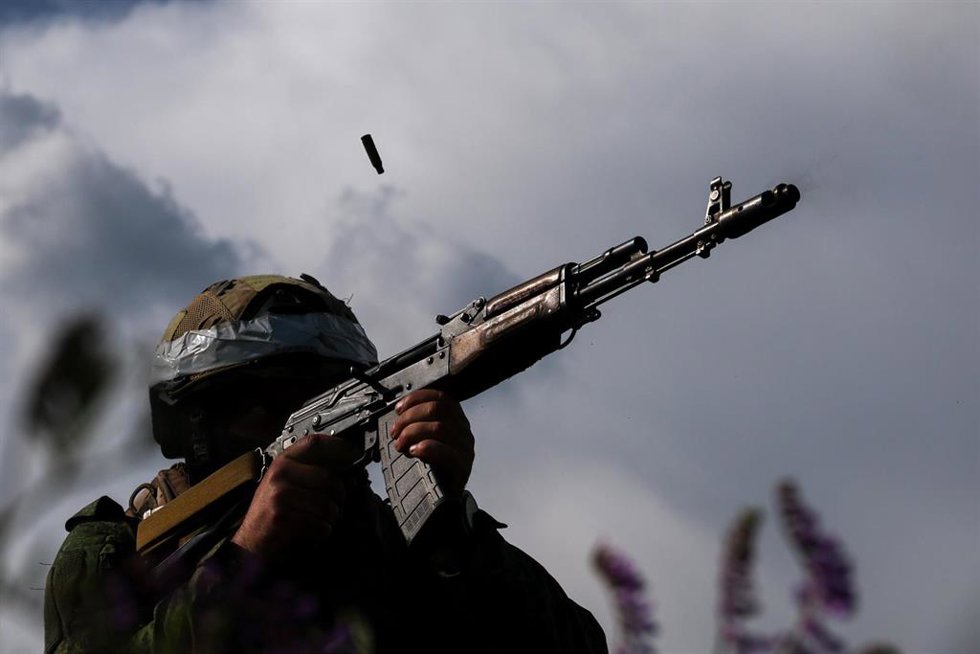 Soldado de una unidad de asalto de las Fuerzas Armadas de Rusia realiza un entrenamiento de combate en el frente de Zaporiya.