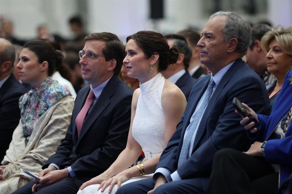 El alcalde de Madrid, José Luis Martínez-Almeida; la presidenta de la Comunidad de Madrid, Isabel Díaz Ayuso, en la Galería de Cristal del Palacio de Cibeles, a 15 de mayo de 2026, en Madrid (España).