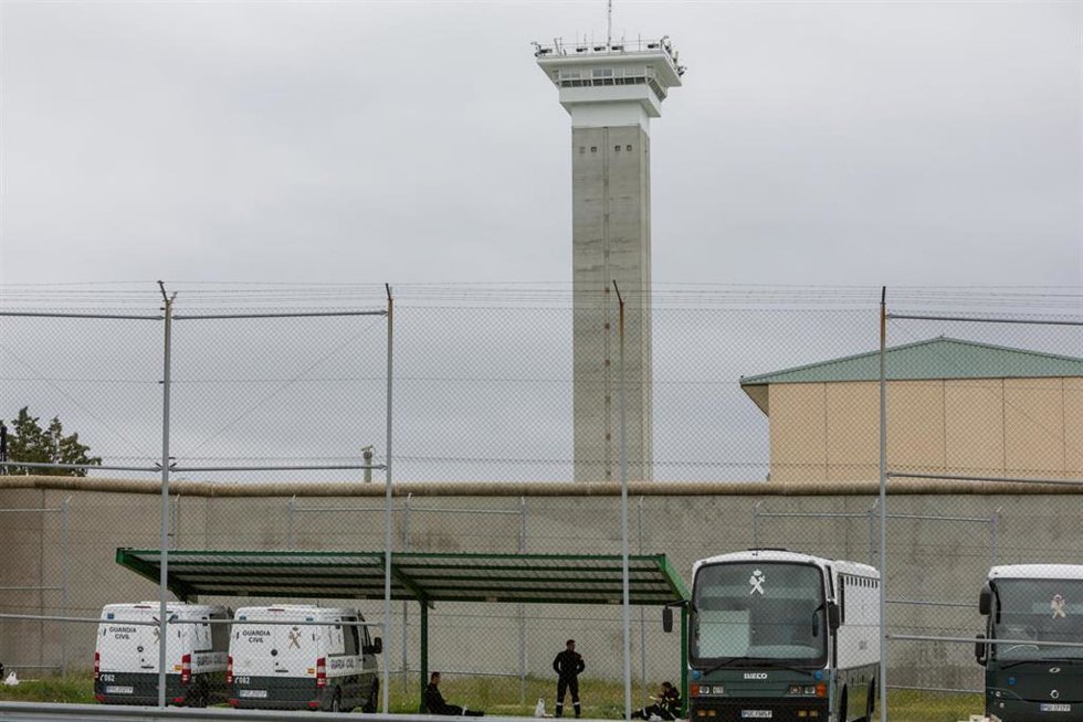 Archivo - Furgones de la Guardia Civil aparcados en la Prisión de Soto del Real