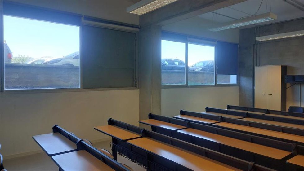 Aula de la Facultad de Derecho donde ocurrió el accidente con una alumna herida por el golpe de una ventana.