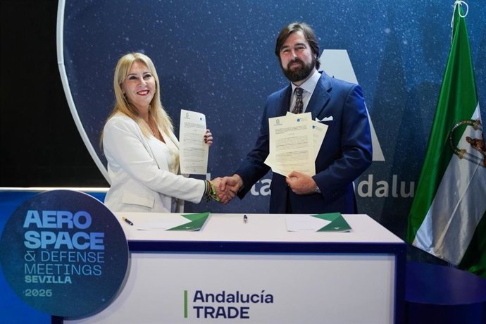 La consejera de Economía, Hacienda, Fondos Europeos y Diálogo Social, portavoz del Gobierno en funciones y presidenta de Andalucía TRADE, Carolina España, y el presidente de Andalucía Aerospace, Fernando Alarcón de la Lastra.