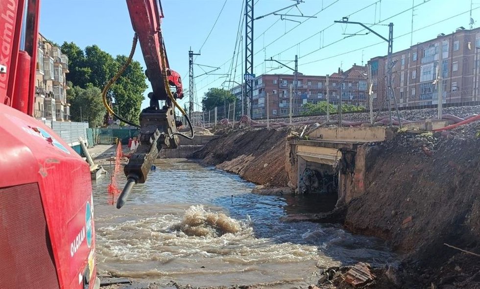 Fractura de una tubería atribuida a las obras de duplicación de la vía del ferrocarril en Valladolid.