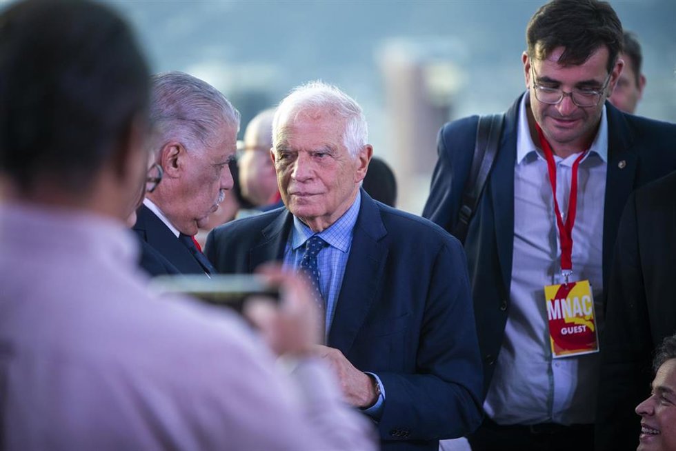 Archivo - El ex alto Representante para Asuntos Exteriores de la Unión Europea y exministro socialista Josep Borrell (c) durante la celebración de la cena de la Global Progressive Mobilisation (GPM), a 17 de abril de 2026, en Barcelona, Catalunya (España)