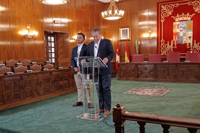 El presidente de la Diputación de Zamora, Javier Faúndez, y el diputado de Deportes, Juan del Canto, durante la comparecencia.