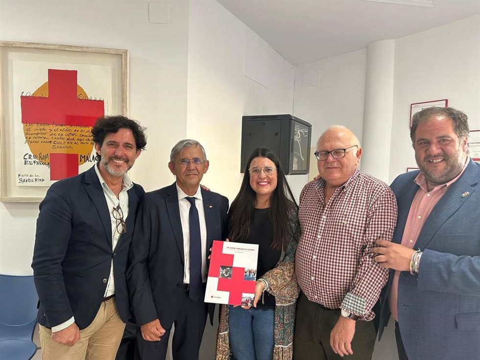El diputado de Centros Asistenciales, Tercer Sector y Cooperación Internacional, Francisco José Martín, y el alcalde de Ardales, Juan Alberto Naranjo, en la inauguración de la sede de Cruz Roja en Ardales tras su adecuación.
