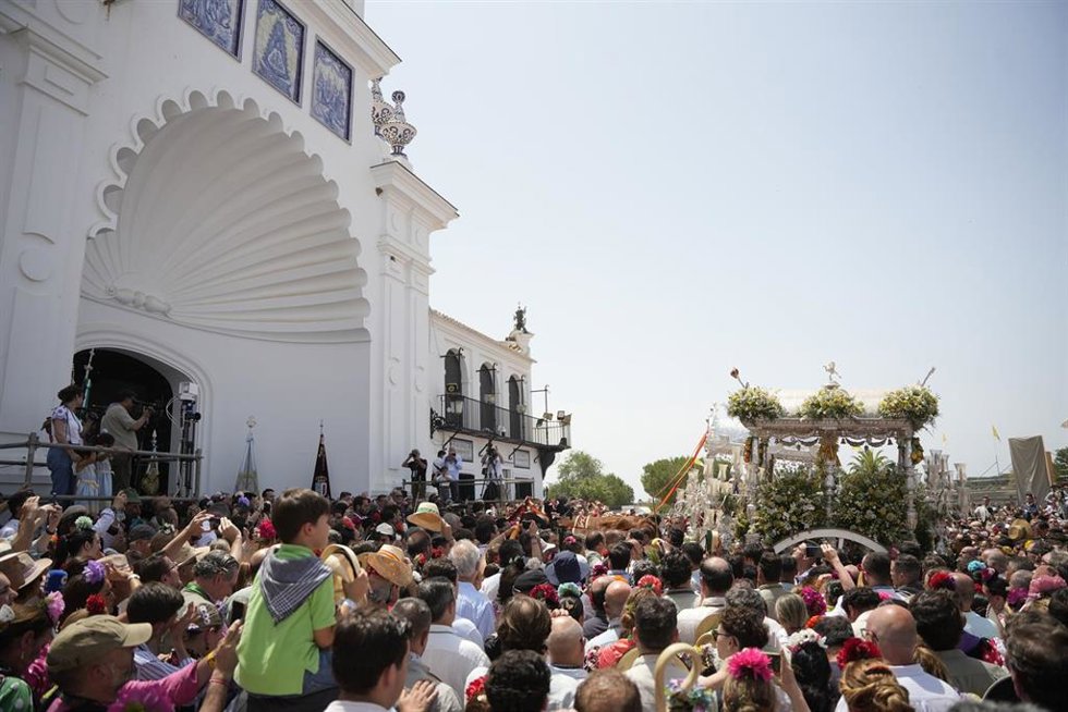 Archivo - Imagen de archivo de Simpecados de las hermandades del Rocío, junto a sus peregrinos, llegan al santuario de la Virgen en Almonte para la presentación de hermandades.