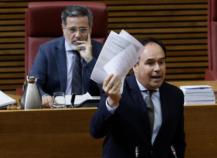 El president de la Generalitat, Juanfran Pérez Llorca, durant la sessió de control este dijous en Les Corts