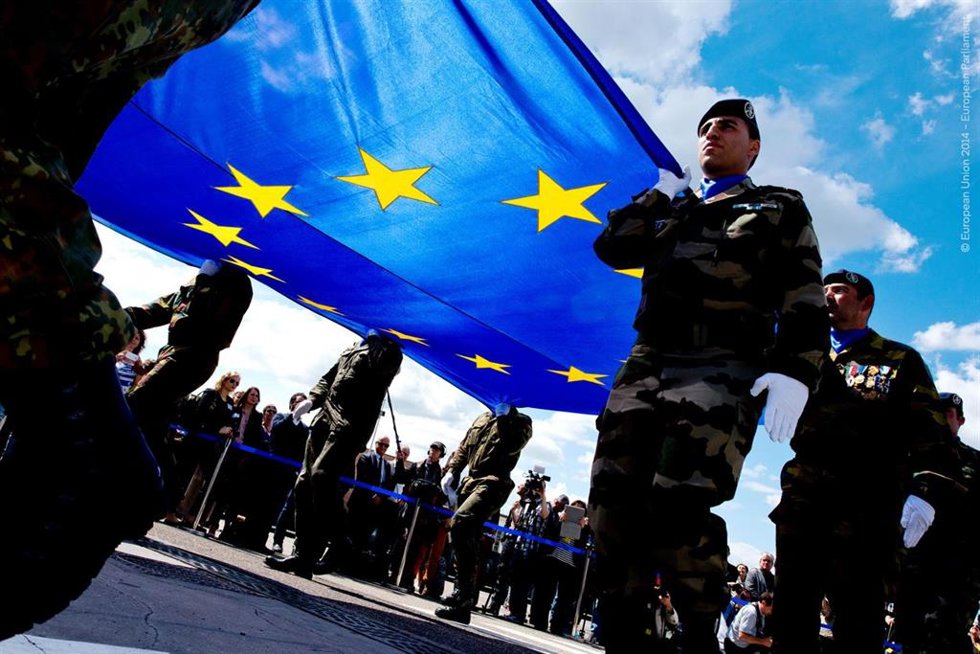 Archivo - Militares con una bandera de la Unión Europea
