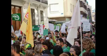 Docents demanen en Les Corts que Llorca intervinga en conflicte educatiu: "Si no poden solucionar-ho, que es vagen"