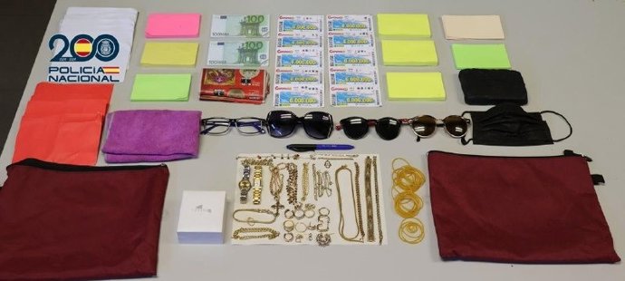 Agentes de la Policía Nacional han detenido a dos mujeres y un hombre especializados en la estafa conocida como "Tocomocho".