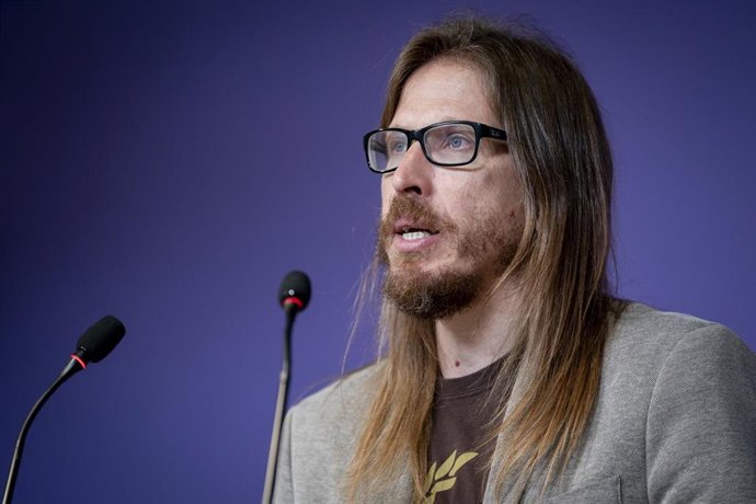 El secretario de Organización y portavoz de Podemos, Pablo Fernández, durante una rueda de prensa en la sede de Podemos, a 18 de mayo de 2026, en Madrid (España).