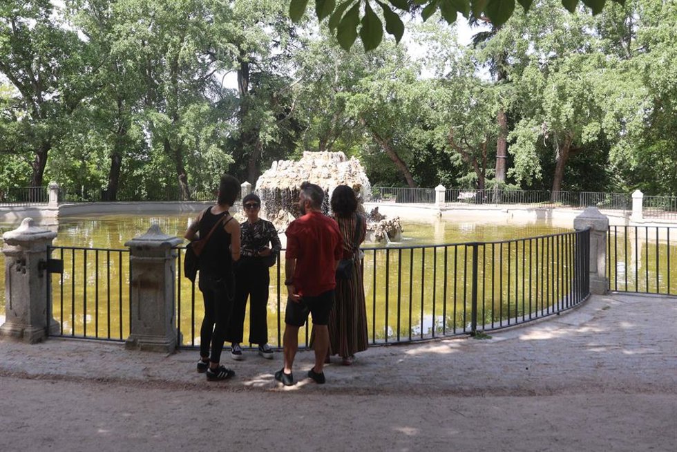 Archivo - Varias personas dan un paseo en el Parque de El Retiro, a 30 de abril de 2023, en Madrid (España). La ciudad de Madrid ha registrado este 2023 una ola de calor con un récord de temperatura en abril que finaliza este domingo con una bajada en las