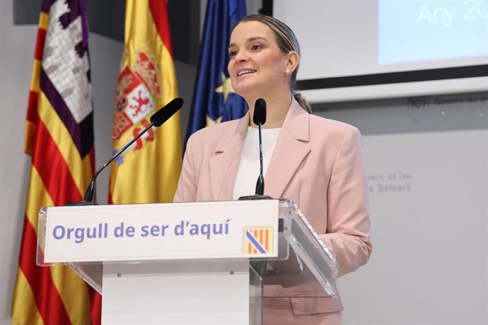 Archivo - La presidenta del Govern balear, Marga Prohens, ofrece una rueda de prensa