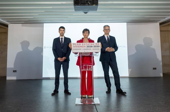La ministra de Vivienda y Agenda Urbana, Isabel Rodríguez (c), atiende a los medios antes de la reunión de la Conferencia Sectorial de Vivienda y Agenda Urbana, en la sede del Ministerio