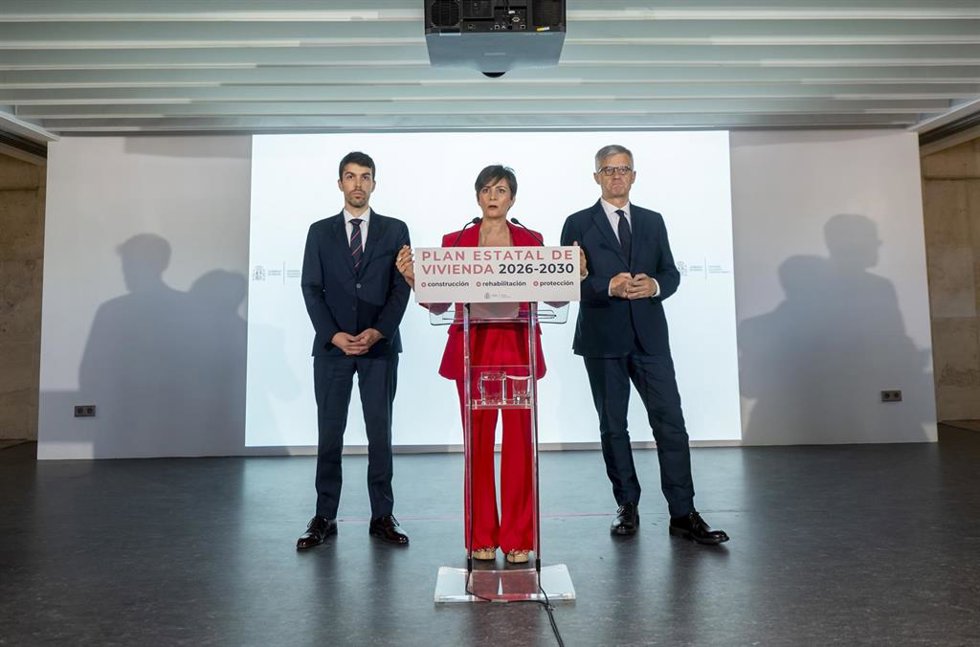 La ministra de Vivienda y Agenda Urbana, Isabel Rodríguez (c), atiende a los medios antes de la reunión de la Conferencia Sectorial de Vivienda y Agenda Urbana, en la sede del Ministerio