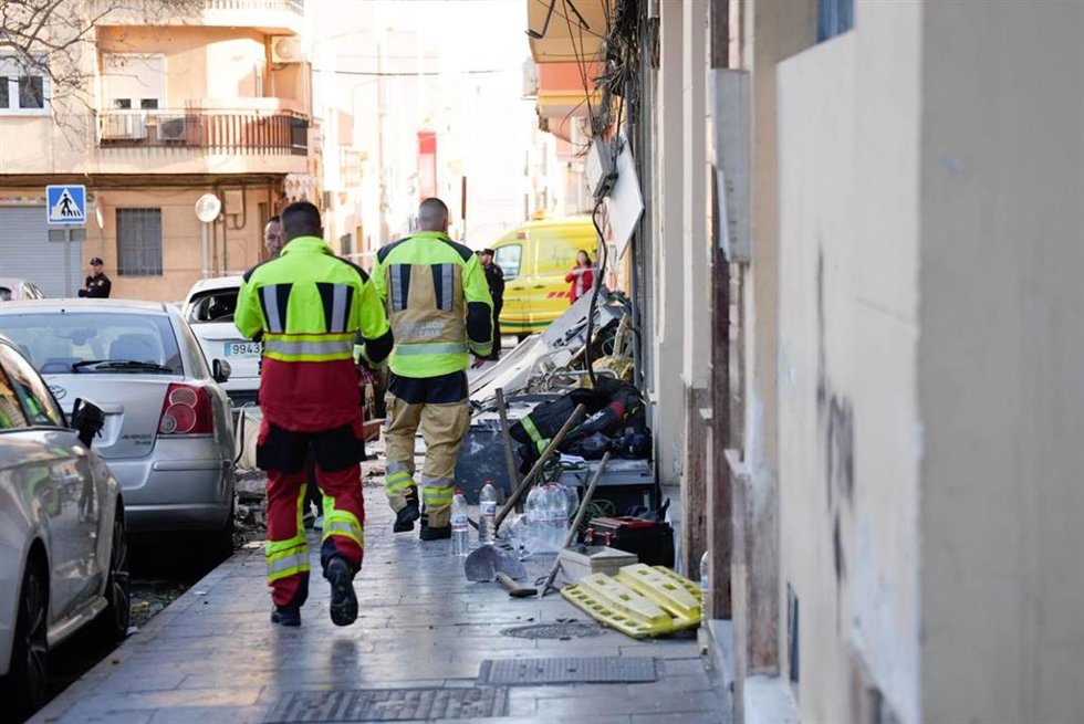 Archivo - Varias unidades de los servicios de emergencias y cuerpos policiales actúan ante la explosión en un bar de Almería.