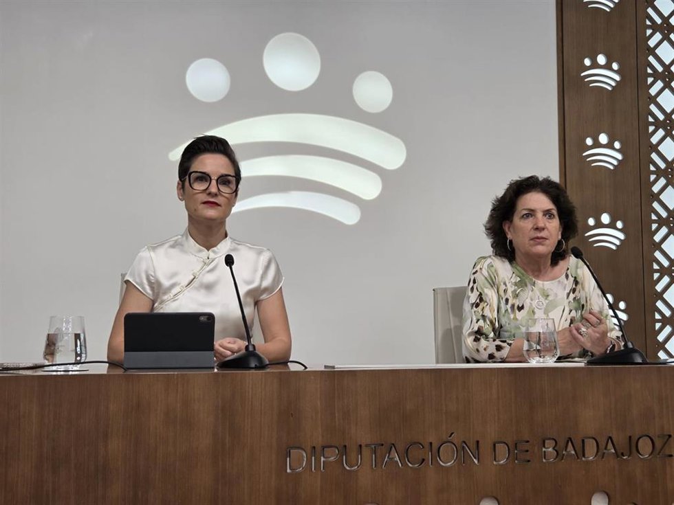 La presidenta de la Diputación de Badajoz y la diputada del OAR informan sobre una nueva convocatoria del Fondo Extraordinario de Anticipos Reintegrables a Entidades Locales de la provincia (FEAR)