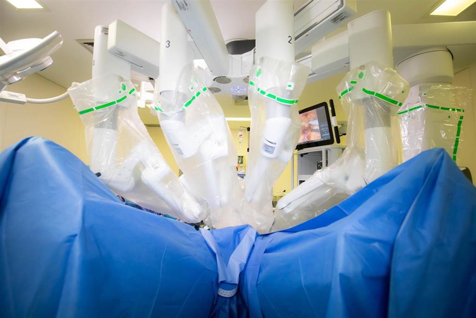 Archivo - Robot 'Da Vinci' del Hospital Vithas Málaga