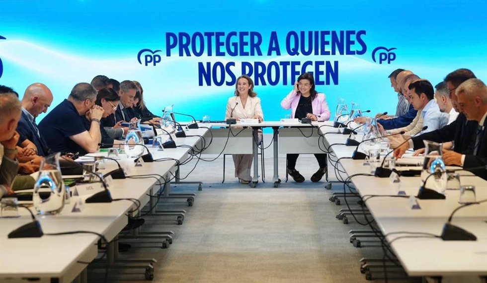 La vicesecretaria de Regeneración Institucional del PP, Cuca Gamarra, y la portavoz de Interior del PP en el Congreso, Ana Vázquez, se reúnen con sindicatos y asociaciones policiales y de la Guardia Civil para estudiar su plan contra el crimen organizado.