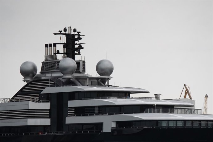 Archivo - El yate 'Crescent' retenido en el puerto de Tarragona, a 17 de marzo de 2022, en Tarragona, Cataluña (España). Se trata de un yate abanderado de las Islas Caimán, de 135 metros de eslora y 21 de manga, y que se ha convertido en el tercero que se