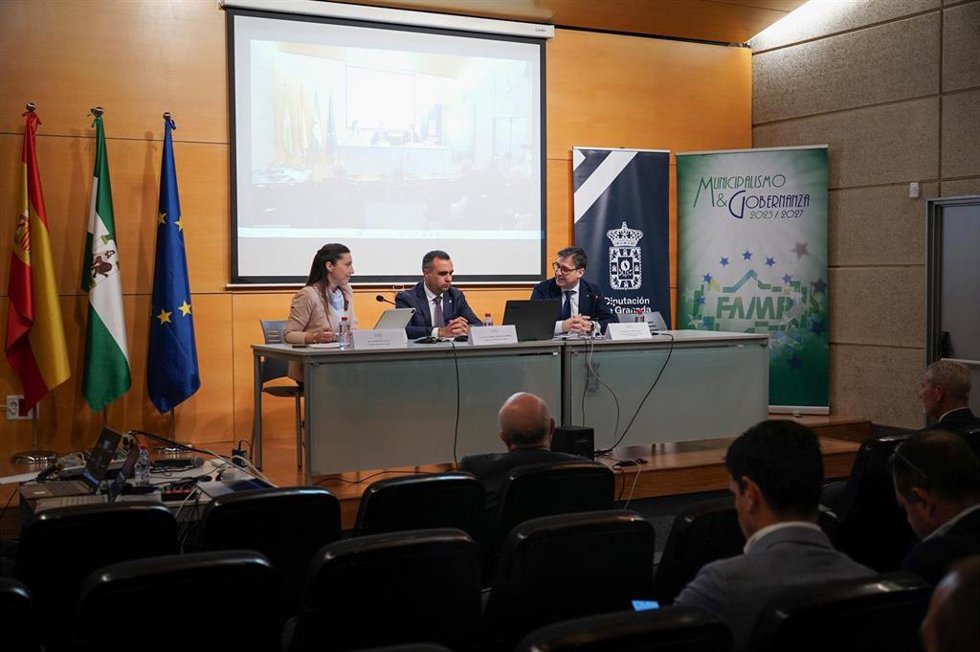 La secretaria general de la FAMP, Yolanda Sáez Cuevas, junto al presidente de la Diputación de Granada y presidente de la Comisión de Diputaciones de la FAMP, Francisco Rodríguez, y el viceconsejero de Industria de la Junta, Cristóbal Sánchez.