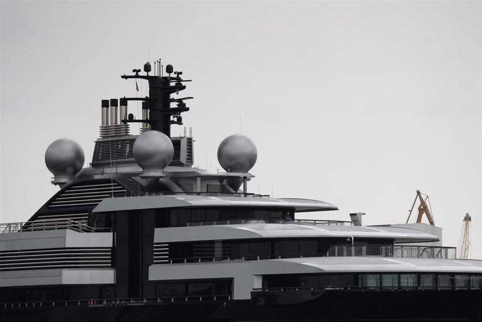 Archivo - El yate 'Crescent' retenido en el puerto de Tarragona, a 17 de marzo de 2022, en Tarragona, Cataluña (España). Se trata de un yate abanderado de las Islas Caimán, de 135 metros de eslora y 21 de manga, y que se ha convertido en el tercero que se