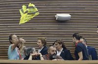 Desalojan del hemiciclo de Les Corts a un grupo de profesoras al protestar entre gritos de 'Consellera, dimisión' a Ortí