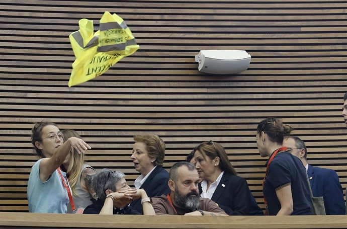 Desalojan a un grupo de profesoras del hemiciclo de Les Corts entre gritos de 'Consellera, dimisión', durante la sesión de control