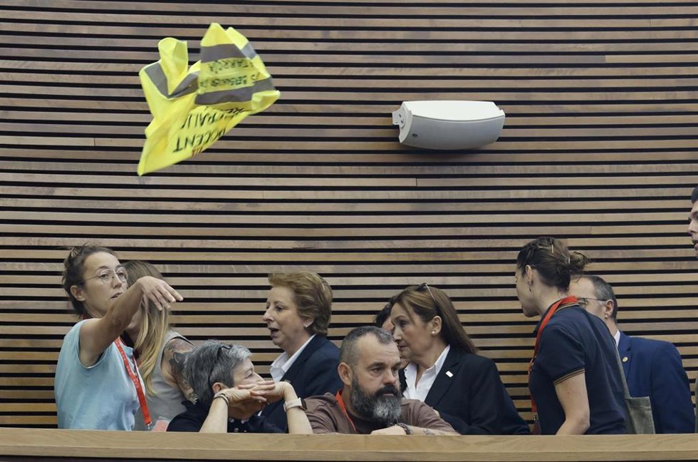 Desalojan a un grupo de profesoras del hemiciclo de Les Corts entre gritos de 'Consellera, dimisión', durante la sesión de control