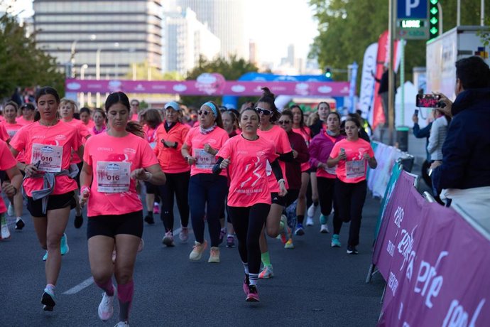 Archivo - Varias mujeres durante la Carrera de la Mujer 2025, a 11 de mayo de 2025, en Madrid (España).