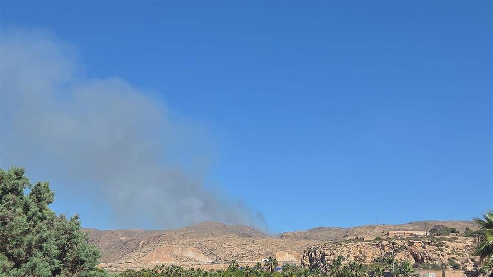 Incendio en el paraje La Mina de Alhama de Almería visible desde el norte de la capital almeriense.