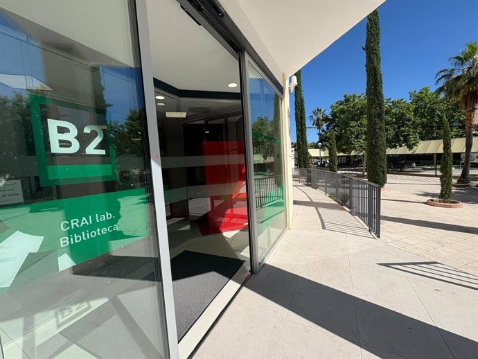 Puerta automática y rampa de acceso al CRAI de la UJA