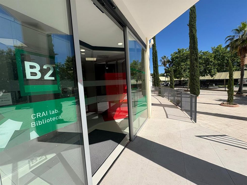Puerta automática y rampa de acceso al CRAI de la UJA