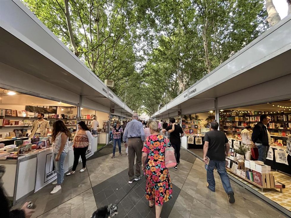 Archivo - Varias personas pasean entre las paradas de la Feria del Libro de Palm.