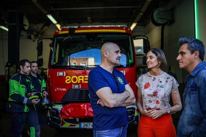 La portavoz del Grupo Municipal Socialista, Reyes Maroto, y el concejal Enrique Rico, en su visita al Parque de Bomberos nº3